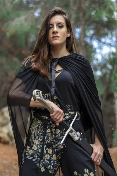 森林里拿着剑的年轻漂亮的女人 — 图库照片