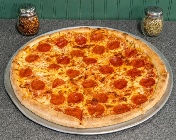 Pizza Met Peperoni Tomaat Kaas Een Bord — Stockfoto