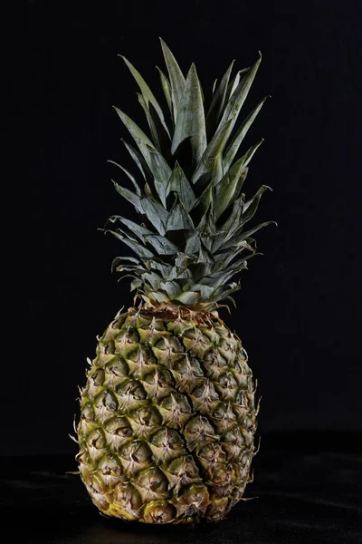 Čerstvý Ananas Černém Pozadí — Stock fotografie