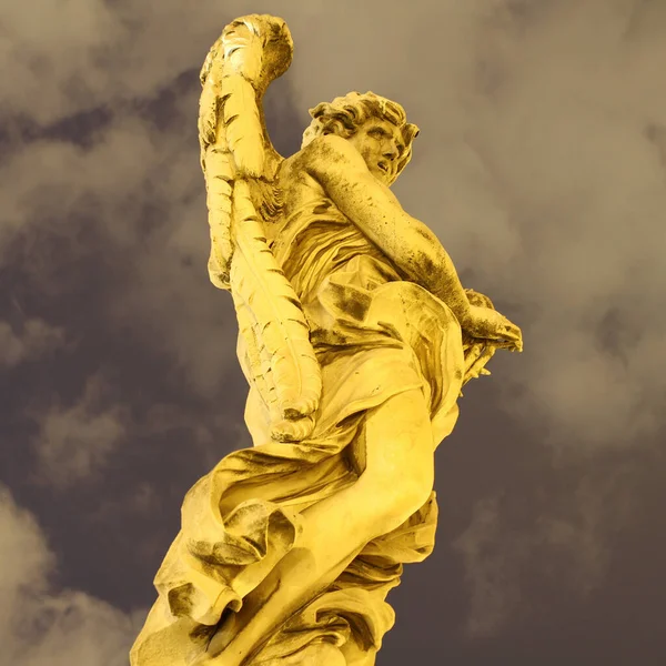 Engelsstatue Auf Dem Dach Der Kirche Der Heiligen Dreifaltigkeit Zentrum — Stockfoto