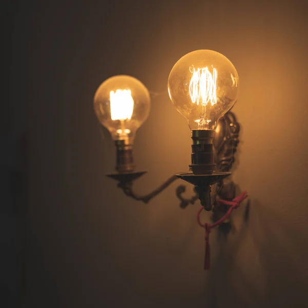 Лампочка Темном Фоне — стоковое фото