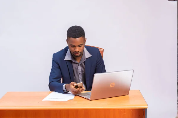 Afroamerikanischer Geschäftsmann Arbeitet Büro Laptop — Stockfoto