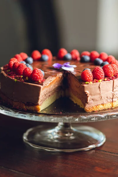Νόστιμο Κέικ Σοκολάτας Μούρα Ένα Ξύλινο Τραπέζι — Φωτογραφία Αρχείου