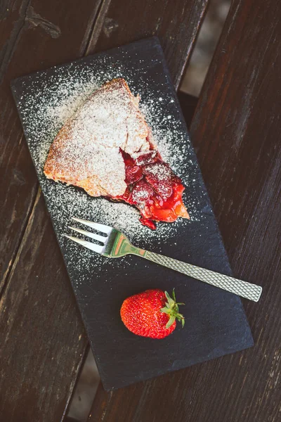 Νόστιμο Κέικ Φράουλες Και Σοκολάτα Ξύλινο Ταμπλό — Φωτογραφία Αρχείου