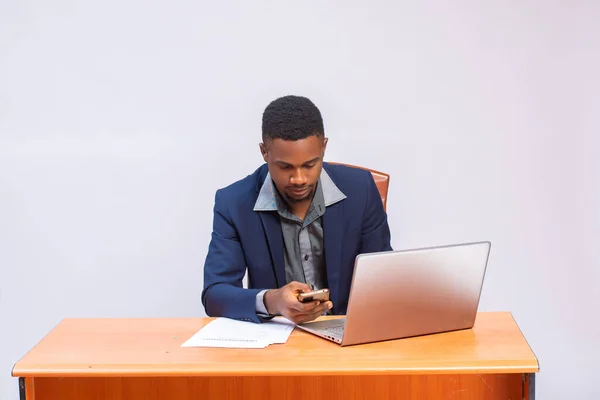 Afrikanischer Amerikanischer Geschäftsmann Arbeitet Mit Laptop Und Dokumenten Auf Dem — Stockfoto
