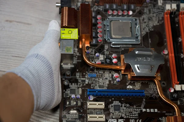 Närbild Man Som Reparerar Ett Datormoderkort — Stockfoto