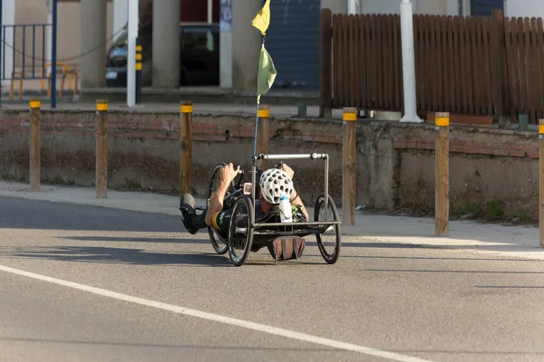 Hombre Silla Ruedas Con Una Bicicleta Ciudad — Foto de Stock