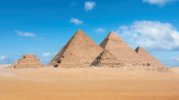 Pirâmides Giza Deserto Grande Céu — Fotografia de Stock