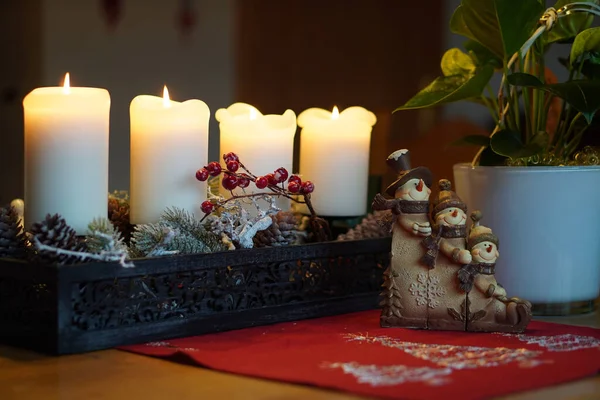 촛불과 꽃으로 크리스마스 — 스톡 사진