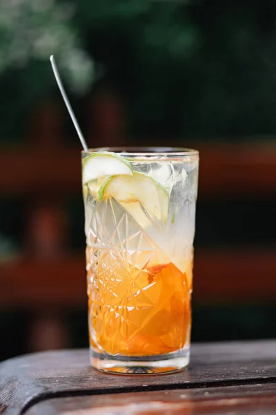 Szklanka Lemoniady Lodem Cytryną Drewnianym Stole — Zdjęcie stockowe