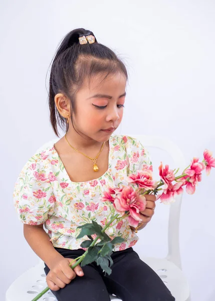 Πορτρέτο Ενός Χαριτωμένου Μικρού Κοριτσιού Λευκό Φόρεμα Ένα Λουλούδι — Φωτογραφία Αρχείου