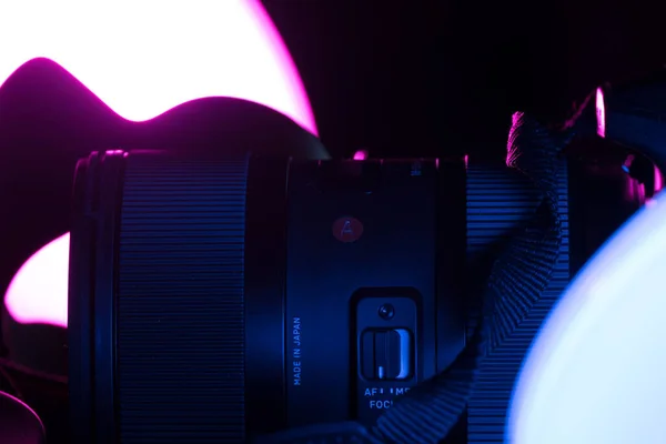 Mavi Arkaplanlı Kamera Lensi — Stok fotoğraf
