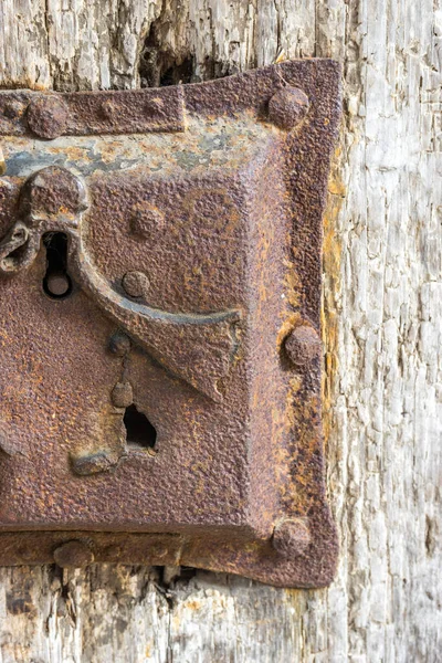 Kilitli Paslı Metal Bir Kapı — Stok fotoğraf