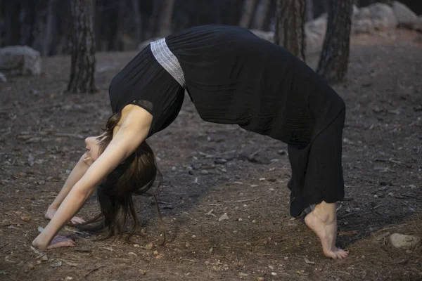 Jovem Fazendo Exercícios Ioga Floresta — Fotografia de Stock