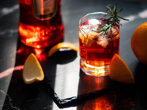 Alkoholhaltig Cocktail Med Och Citron Mörk Bakgrund — Stockfoto