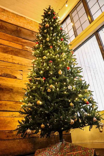 Vánoční Stromek Dekoracemi Dárky — Stock fotografie