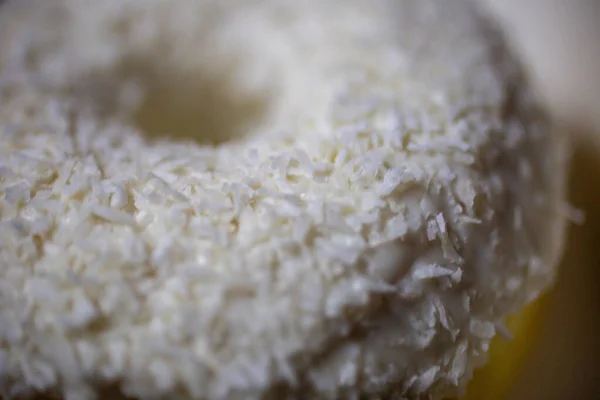Perto Donut Branco Com Raspas Coco — Fotografia de Stock