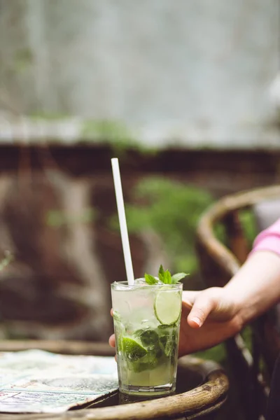 Donna Che Beve Acqua Bicchiere Limonata — Foto Stock