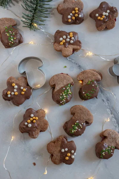 Kerstkoekjes Met Glazuur Chocolade Een Witte Achtergrond — Stockfoto