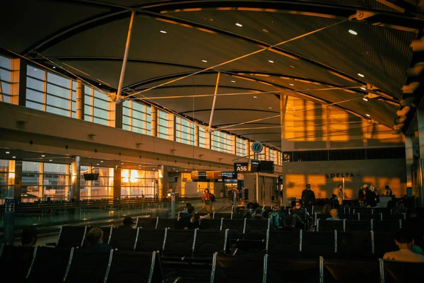 现代化机场的内部 — 图库照片