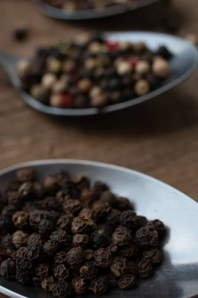 Zwarte Peper Een Houten Lepel Een Witte Achtergrond — Stockfoto