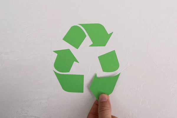 Recyklovat Symbol Zelenými Listy Šedém Pozadí — Stock fotografie