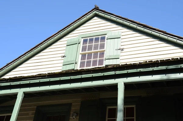 窓のある木造の家 — ストック写真