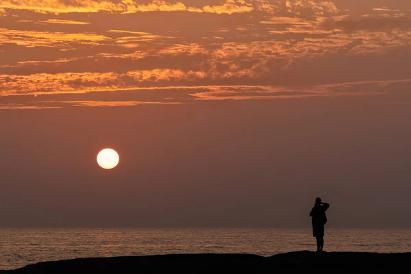 Silhouette Uomo Sulla Spiaggia — Foto Stock