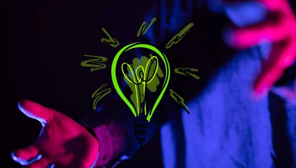 Närbild Hand Som Håller Grön Led Lampa Svart Bakgrund — Stockfoto