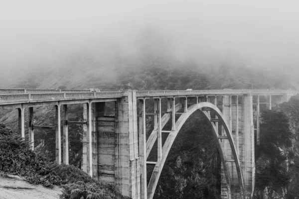 Γέφυρα Πάνω Από Ποτάμι Στην Ομίχλη — Φωτογραφία Αρχείου