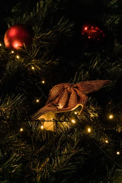 暗い背景に装飾やモミの枝を持つクリスマスツリー — ストック写真
