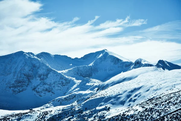 Güneşli Bir Karla Kaplı Dağlar — Stok fotoğraf