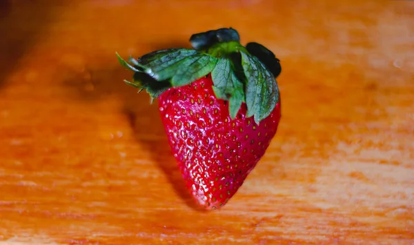 Frische Reife Erdbeeren Auf Einem Hölzernen Hintergrund — Stockfoto