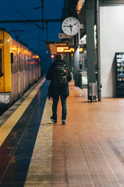 Sırt Çantalı Bir Adam Şehirde Yürüyor — Stok fotoğraf
