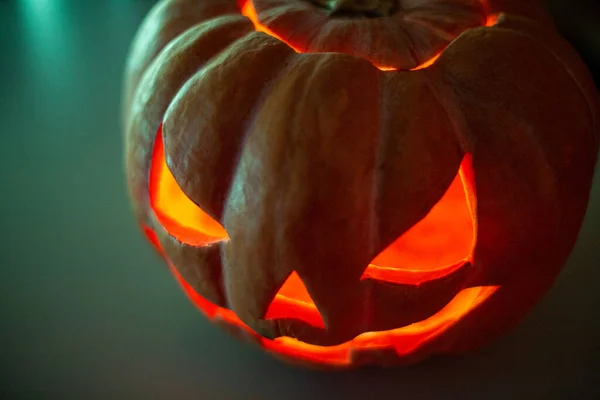 Halloween Pompoen Met Een Gloeiend Patroon Een Donkere Achtergrond — Stockfoto