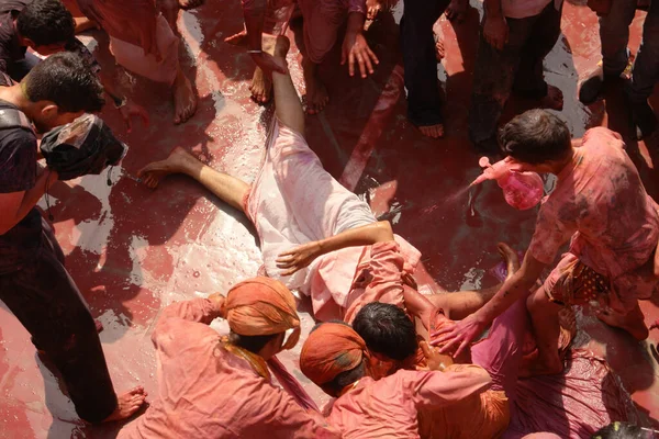 Πλήθος Των Ανθρώπων Στην Ινδία Γιορτάζει Holi Ακόμη — Φωτογραφία Αρχείου
