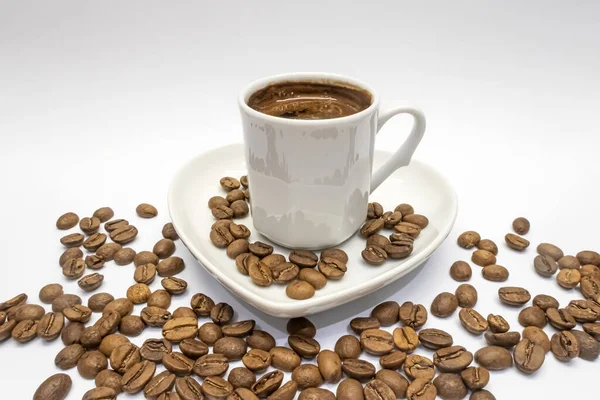 Tasse Kaffee Mit Gerösteten Bohnen Auf Weißem Hintergrund — Stockfoto