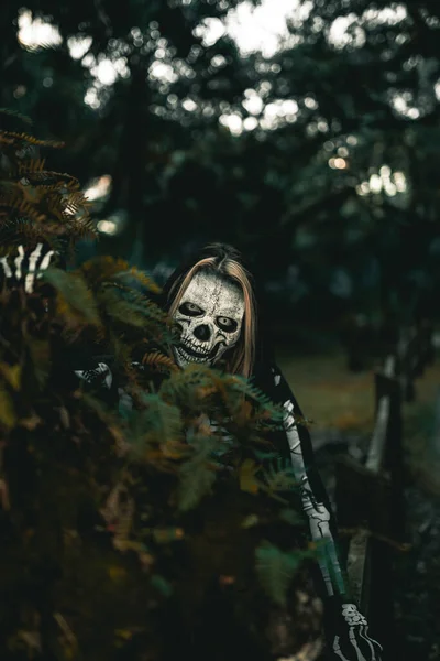 Tırpanlı Cadılar Bayramı Kostümlü Korkunç Zombi Kız — Stok fotoğraf