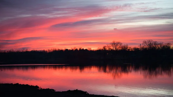 Hermoso Atardecer Sobre Lago —  Fotos de Stock