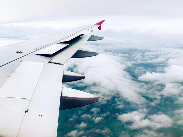 Ala Avión Volando Por Encima Ventana Del Avión — Foto de Stock