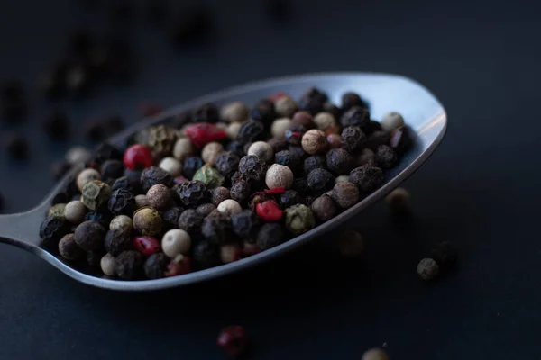 Zwart Wit Peper Een Schaal Een Donkere Achtergrond — Stockfoto