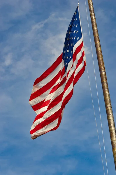 Mavi Gökyüzünün Arka Planında Dalgalanan Amerikan Bayrağı — Stok fotoğraf