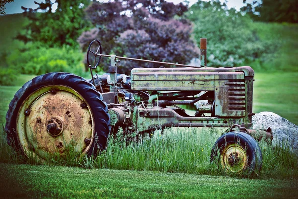 Alter Rostiger Traktor Auf Dem Feld — Stockfoto