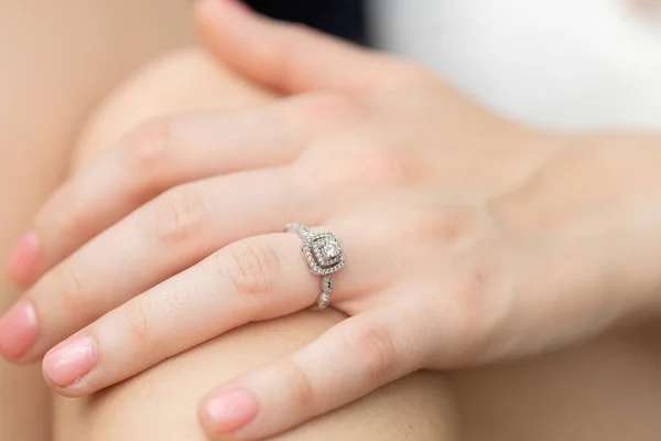 Närbild Kvinnlig Hand Som Håller Diamantring — Stockfoto