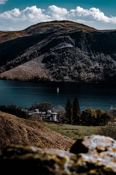 Dağlardaki Güzel Göl Manzarası — Stok fotoğraf