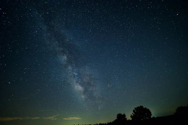 夜空に浮かぶ天の川銀河は — ストック写真