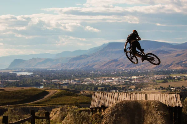 Чоловік Їде Велосипеді Горах — стокове фото