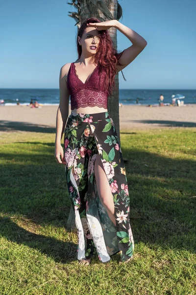 해변에서 드레스를 아름다운 아가씨 — 스톡 사진