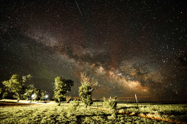 星とミルキーな方法で美しい夜空 — ストック写真