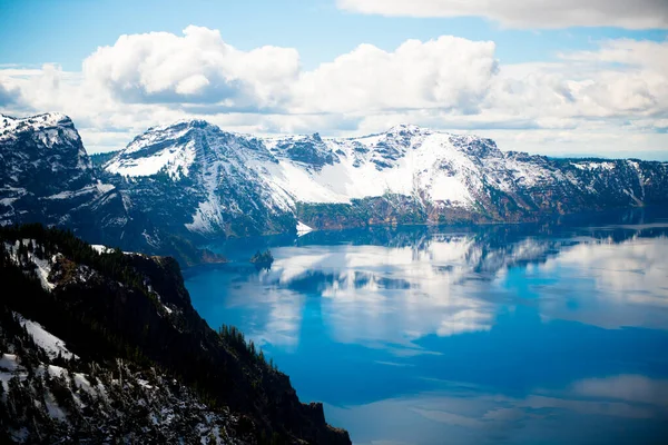 Dağlardaki Güzel Göl Manzarası — Stok fotoğraf